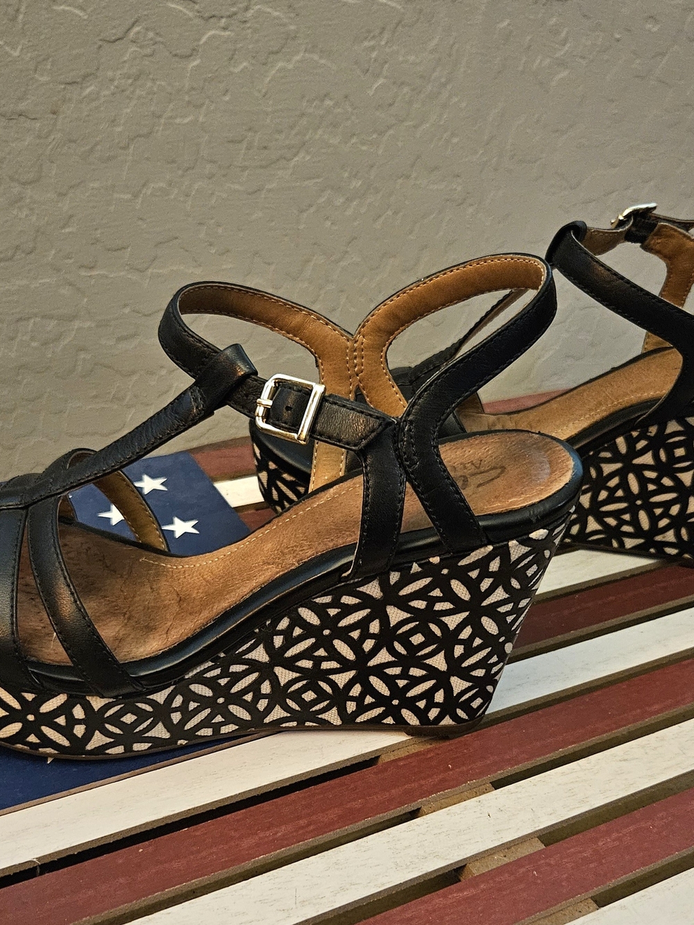 Clarks Amelia Avery Black T-Strap Wedge Sandals - Picture 4 of 4